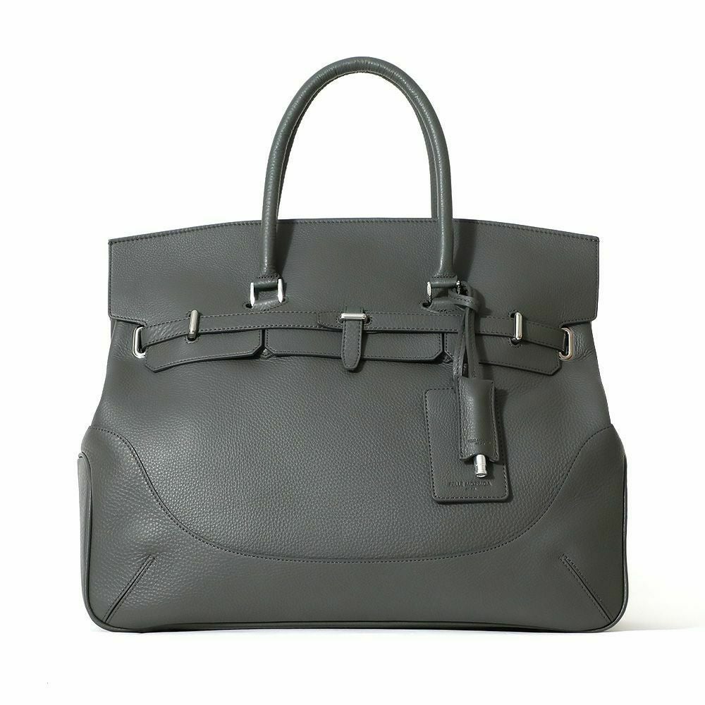 フラップボストンバッグ（チャフラップボストンバッグ(Lサイズ)（チャコールグレーの正面）コールグレーの正面）