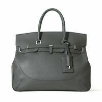 フラップボストンバッグ（チャフラップボストンバッグ(Lサイズ)（チャコールグレーの正面）コールグレーの正面）