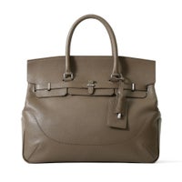 フラップボストンバッグ(Lサイズ)（グレージュの正面）