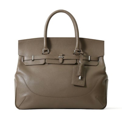 フラップボストンバッグ(Lサイズ)（グレージュの正面）