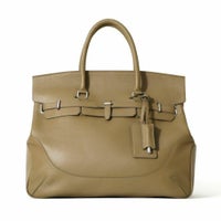 フラップボストンバッグ(Lサイズ)（トープの正面）