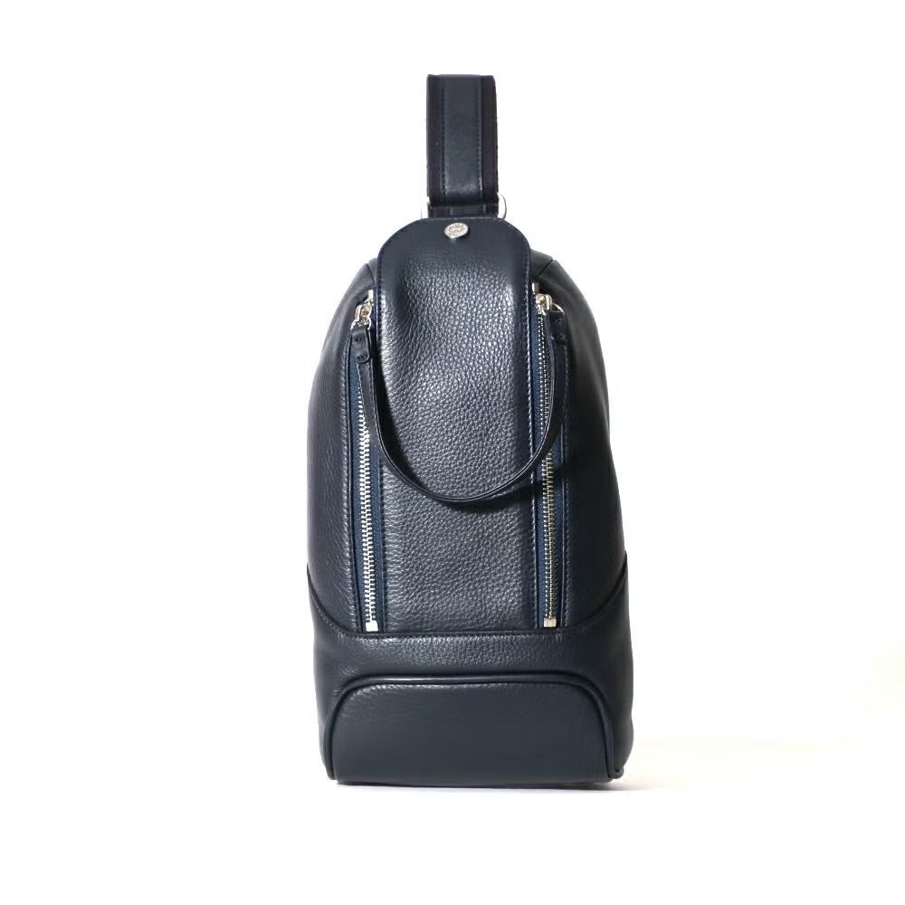 ボディバッグ（ネイビーの正面）