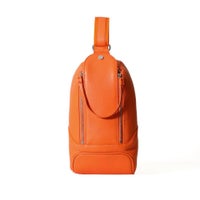 ボディバッグ（オレンジの正面）