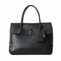 フラップトートバッグ（ブラックの正面）