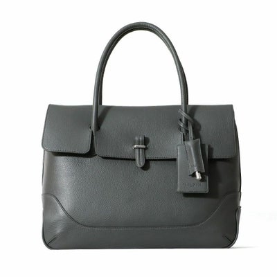 フラップトートバッグバッグ（チャコールグレーの正面）