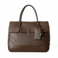 フラップトートバッグバッグ（ダークブラウンの正面）