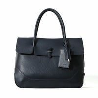 フラップトートバッグバッグ（ネイビーの正面）