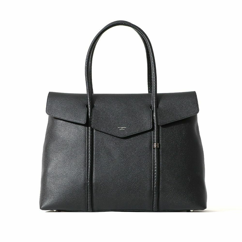 フラップトートバッグの正面（ブラック）