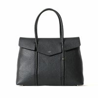 フラップトートバッグの正面（ブラック）