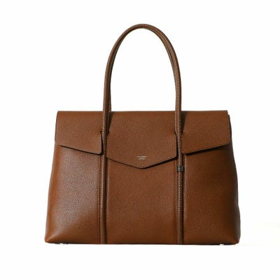 フラップトートバッグの正面（ブラウン）
