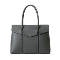 フラップトートバッグの正面（チャコールグレー）