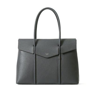 フラップトートバッグの正面（チャコールグレー）