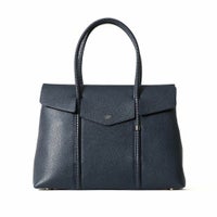 フラップトートバッグの正面（ネイビー）