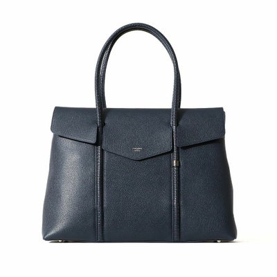 フラップトートバッグの正面（ネイビー）