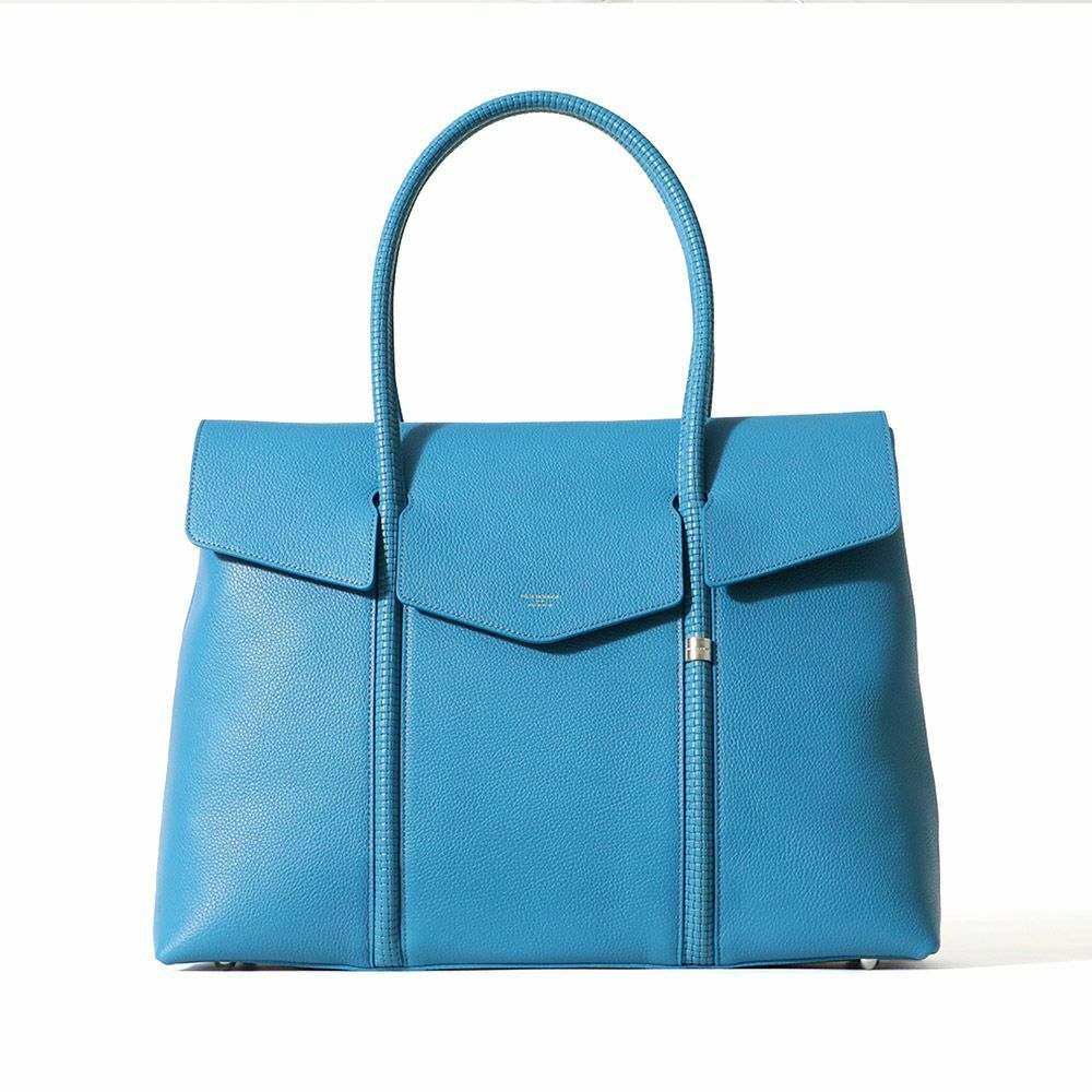 フラップトートバッグの正面（サックス）