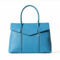 フラップトートバッグの正面（サックス）