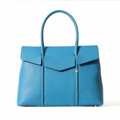 フラップトートバッグの正面（サックス）