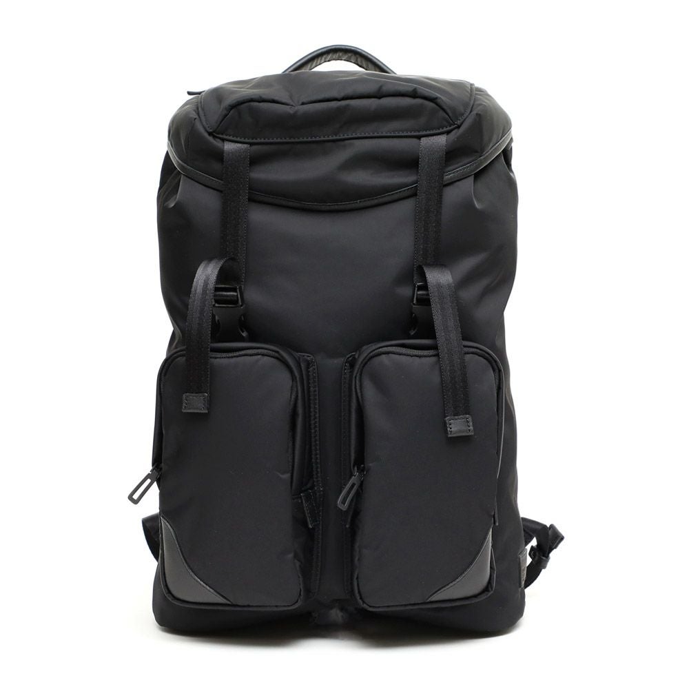 フラップバックパックの正面（ブラック）