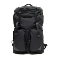 フラップバックパックの正面（ブラック）