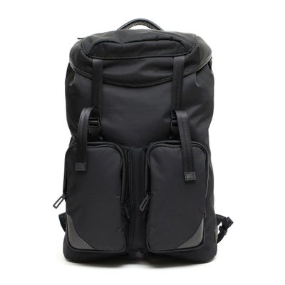 フラップバックパックの正面（ブラック）