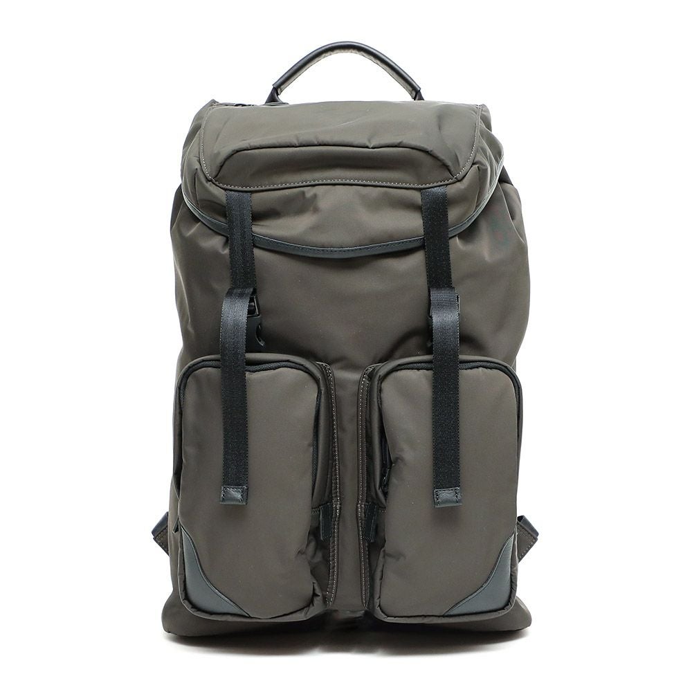 フラップバックパックの正面（チャコールグレー）