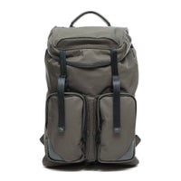 フラップバックパックの正面（チャコールグレー）