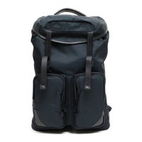 フラップバックパックの正面（ネイビー）