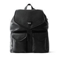 フラップバックパックの正面（ブラック）