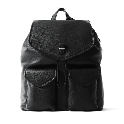 フラップバックパックの正面（ブラック）