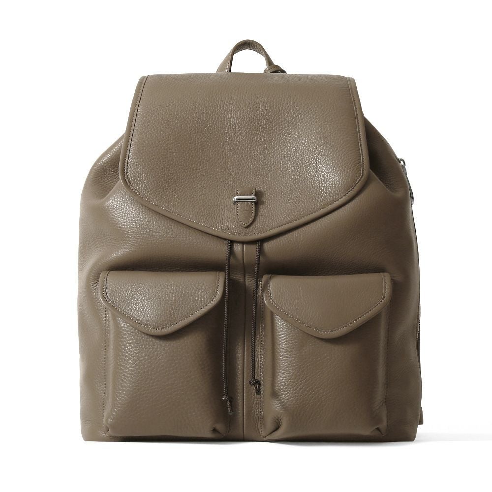 フラップバックパックの正面（ダークブラウン）