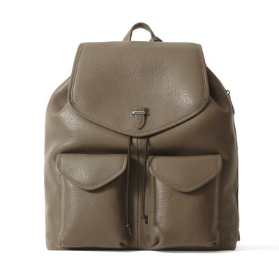 フラップバックパックの正面（ダークブラウン）