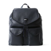 フラップバックパックの正面（ネイビー）