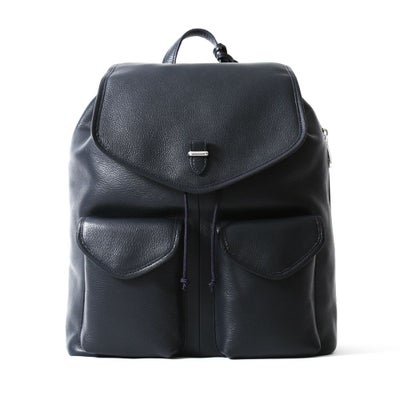 フラップバックパックの正面（ネイビー）