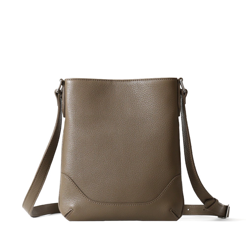 ショルダーバッグの正面（グレージュ）