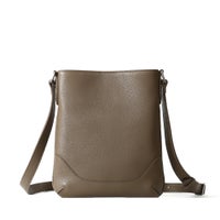 ショルダーバッグの正面（グレージュ）