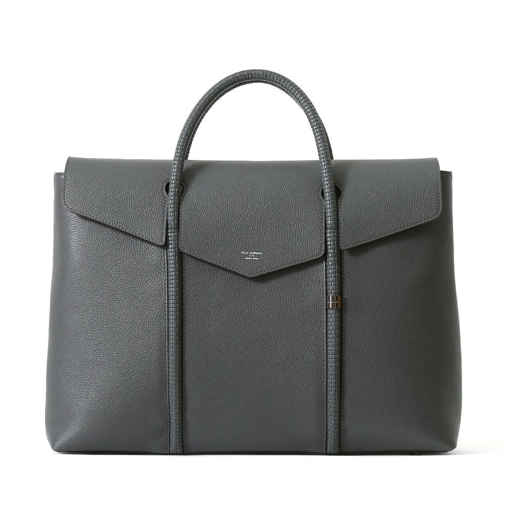 フラップビジネスバッグの正面（チャコールグレー）