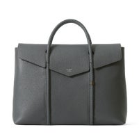 フラップビジネスバッグの正面（チャコールグレー）