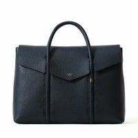 フラップビジネスバッグの正面（ネイビー）