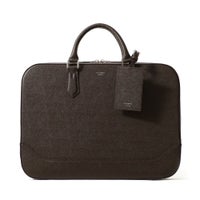 スリムブリーフバッグの正面（ダークブラウン）