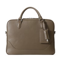 ブリーフバッグの正面（グレージュ）