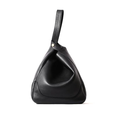 ワンハンドルバッグの正面（ブラック）