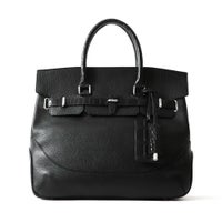 フラップボストンバッグの正面（ブラック）