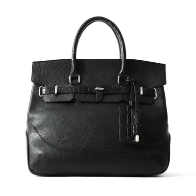 フラップボストンバッグの正面（ブラック）