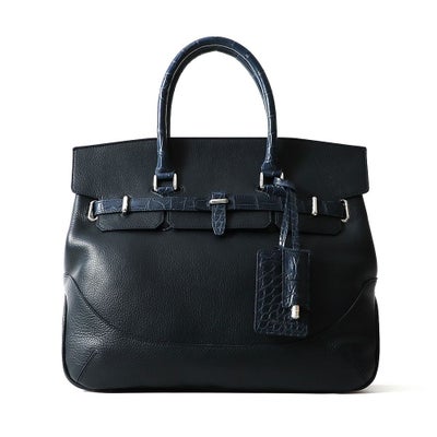 フラップボストンバッグの正面（ネイビー）