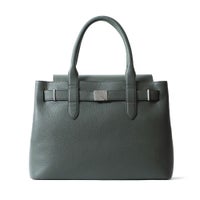 フラップトートバッグの正面（チャコールグレー）