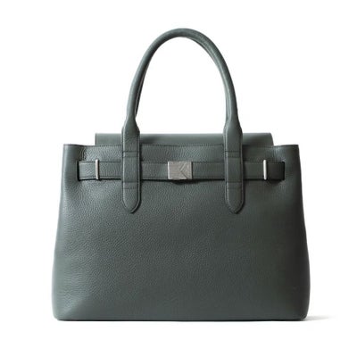 フラップトートバッグの正面（チャコールグレー）