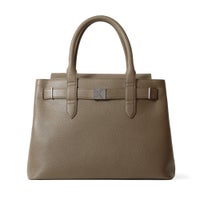 フラップトートバッグの正面（グレージュ）