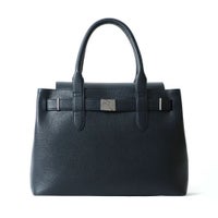 フラップトートバッグの正面（ネイビー）