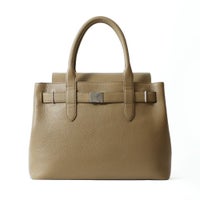 フラップトートバッグの正面（トープ）