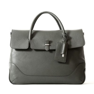 フラップビジネスバッグの正面（チャコールグレー）